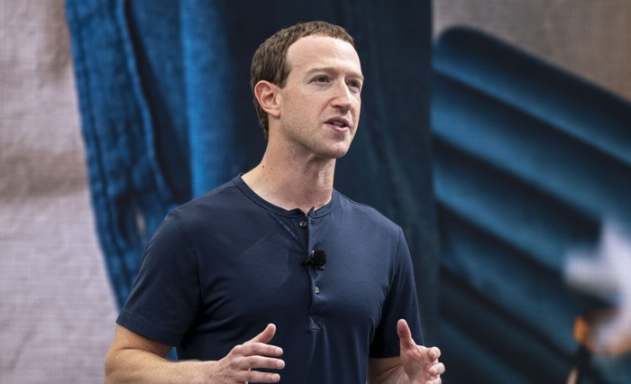 "Mark Zuckerberg sunum yaparken - Meta CEO'su teknoloji dünyasındaki gelişmeler ve şirket vizyonu hakkında konuşuyor."