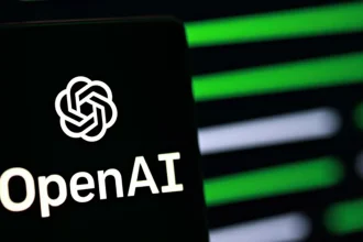 OpenAI logosu ve “OpenAI” yazısı, arka planda yeşil kod satırları bulunan dijital ekran üzerinde görünüyor.