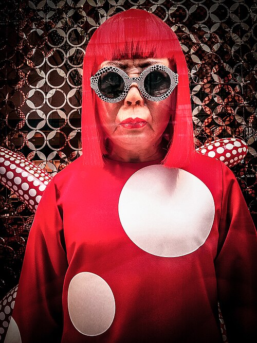 Yayoi Kusama’nın hayatı, üretim yöntemi ve öne çıkan eserleri: Infinity Nets, Ayna Odaları, Balkabakları ve tekrar estetiği üzerine kapsamlı profil.