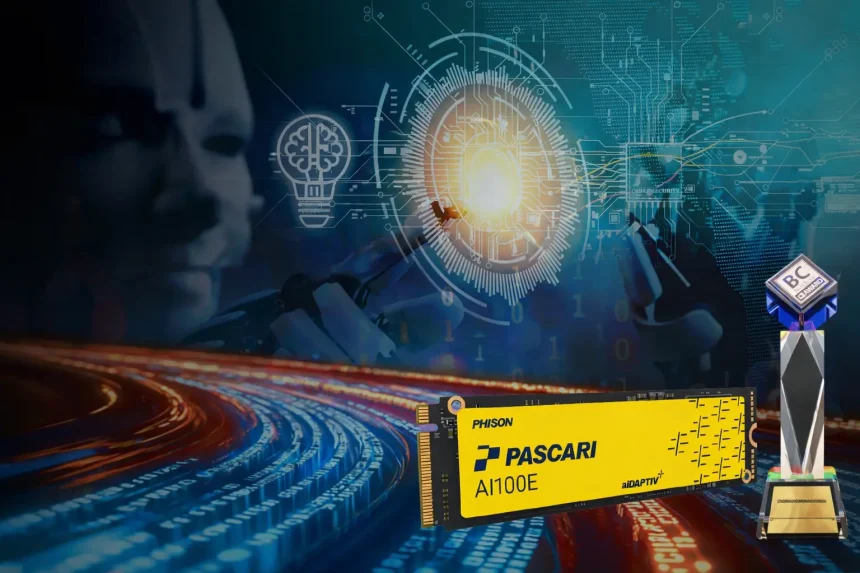 Robot yüzü ve dijital yapay zekâ arayüzü arka planında Phison Pascari AI100E depolama ürünü ve ödül görseli.