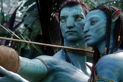 Tropik ormanda, mavi tenli iki humanoid figür yakın planda; öndeki figür yayı gerip oku hedefe doğrulturken arkadaki figür ona yakın durur, arka planda yoğun yapraklar görülür. ChatGPT hata yapabilir. Önemli bilgileri kontrol edin.