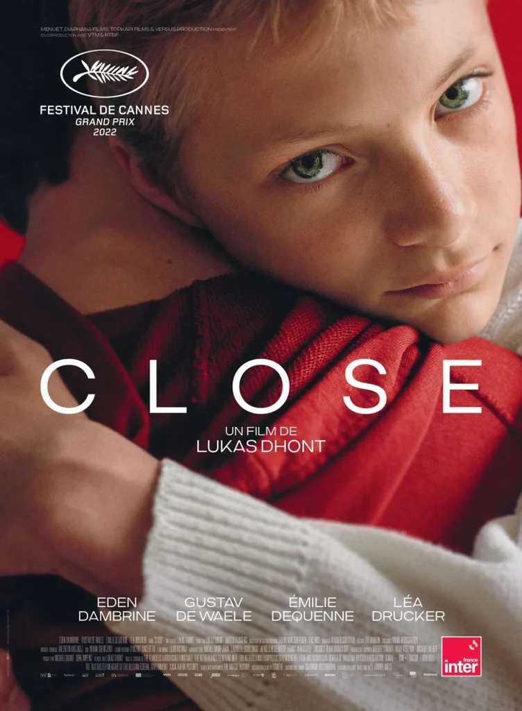 Cannes Film Festivali Grand Prix ödüllü Lukas Dhont filmi Close’un afişi; kırmızı arka plan önünde, duygusal bakışlı genç bir çocuğun yakın plan portresi.