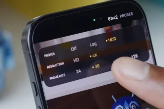 iOS 26’da iPhone kamera uygulamasında ProRes video ayarlarının gösterildiği ekran; 4K çözünürlük, HDR, Log ve kare hızı seçenekleri parmakla ayarlanıyor.