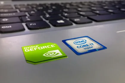 Dizüstü bilgisayar üzerinde Nvidia GeForce ve Intel Core i7 etiketlerinin yakın plan görüntüsü.