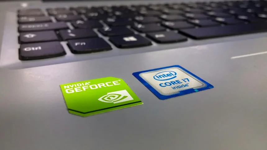 Dizüstü bilgisayar üzerinde Nvidia GeForce ve Intel Core i7 etiketlerinin yakın plan görüntüsü.