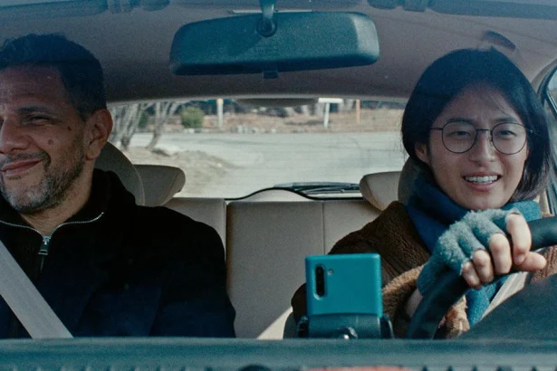 Winter in Sokcho filminden, başrol oyuncularının araba içinde seyahat ederken gülümsediği bir sahne.