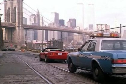 Kadın Kokusu (Scent of a Woman, 1992) filminden sahne: Brooklyn Köprüsü yakınında polis arabası kırmızı bir spor arabayı takip ederken.
