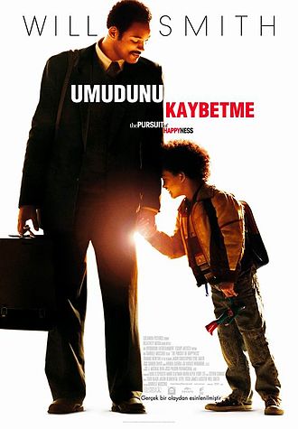 Umudunu Kaybetme filminde baba ve oğlun metro istasyonunda sarıldığı duygusal fim afişi