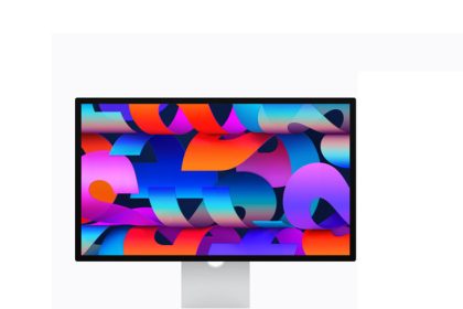 Apple Studio Display ve Studio Display XDR modellerini yan yana gösteren resmi ürün görseli