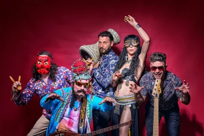 Babazula, geleneksel Türk enstrümanlarını elektronik ve psikedelik seslerle birleştiren özgün müziğiyle tanınıyor.