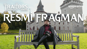 The Traitors Türkiye resmi fragman görselinde, tarihi bir şatonun önündeki ahşap bankta oturan bir sunucu yer alıyor; görsel üzerinde “Resmi Fragman” yazısı ve Amazon Prime logosu bulunuyor.