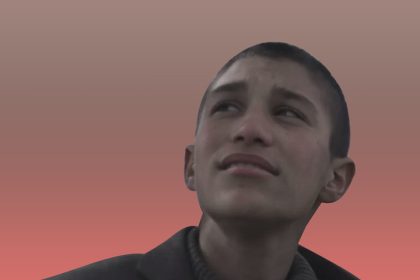 Tavşan İmparatorluğu, çocukluğu masumiyetin değil hayatta kalmanın ve küçük direnişlerin alanı olarak yeniden kuruyor.