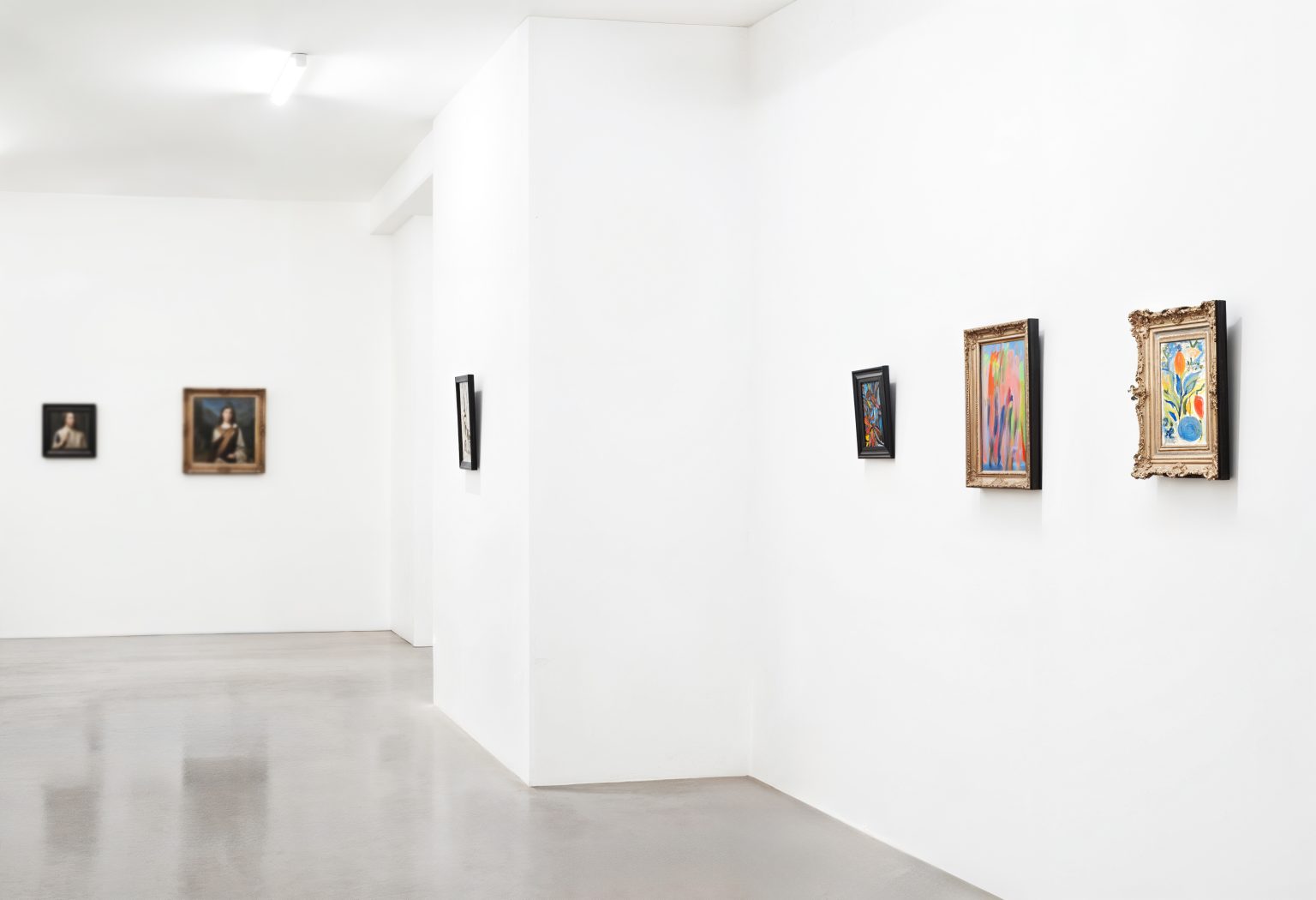 Ankara’da modern sanat galerisinde beyaz duvarlarda sergilenen tablolar ve minimal sergi alanı