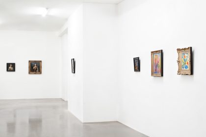 Ankara’da modern sanat galerisinde beyaz duvarlarda sergilenen tablolar ve minimal sergi alanı