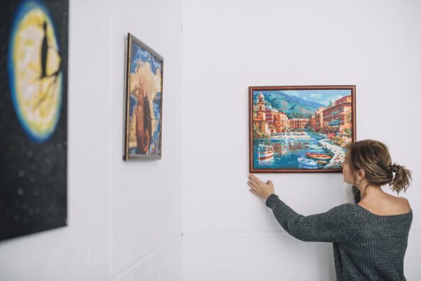 Duvara tablo asan kadın, sanat galerisi veya evde tablo yerleştirme anı