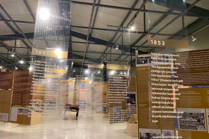 Aya Nikola’daki Büyükada Rum Yetimhanesi Sergisi’nde yer alan kronolojik hafıza panoları; yetimhanenin kuruluşundan günümüze uzanan tarihsel süreci anlatan sergi düzeni.