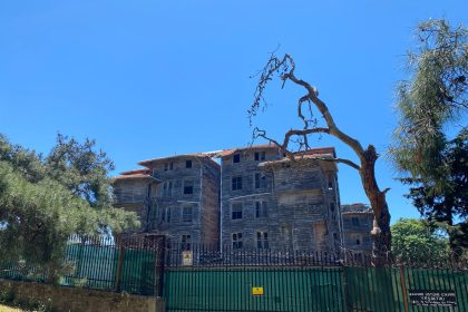 Büyükada Rum Yetimhanesi’nin günümüzdeki görünümü. Dünyanın en büyük ahşap yapılarından biri kabul edilen tarihi bina, çam ağaçlarının arasında tüm ihtişamı ve yıpranmışlığıyla ayakta duruyor.