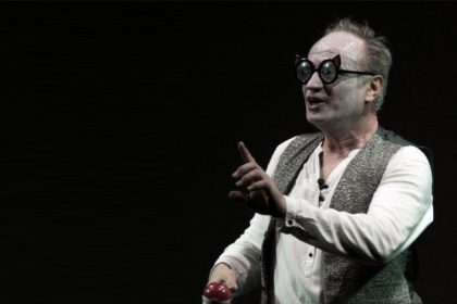 Faust, bilgi arzusunun karanlık pazarlığını çağdaş bir meddah anlatısıyla sahneye taşıyor.