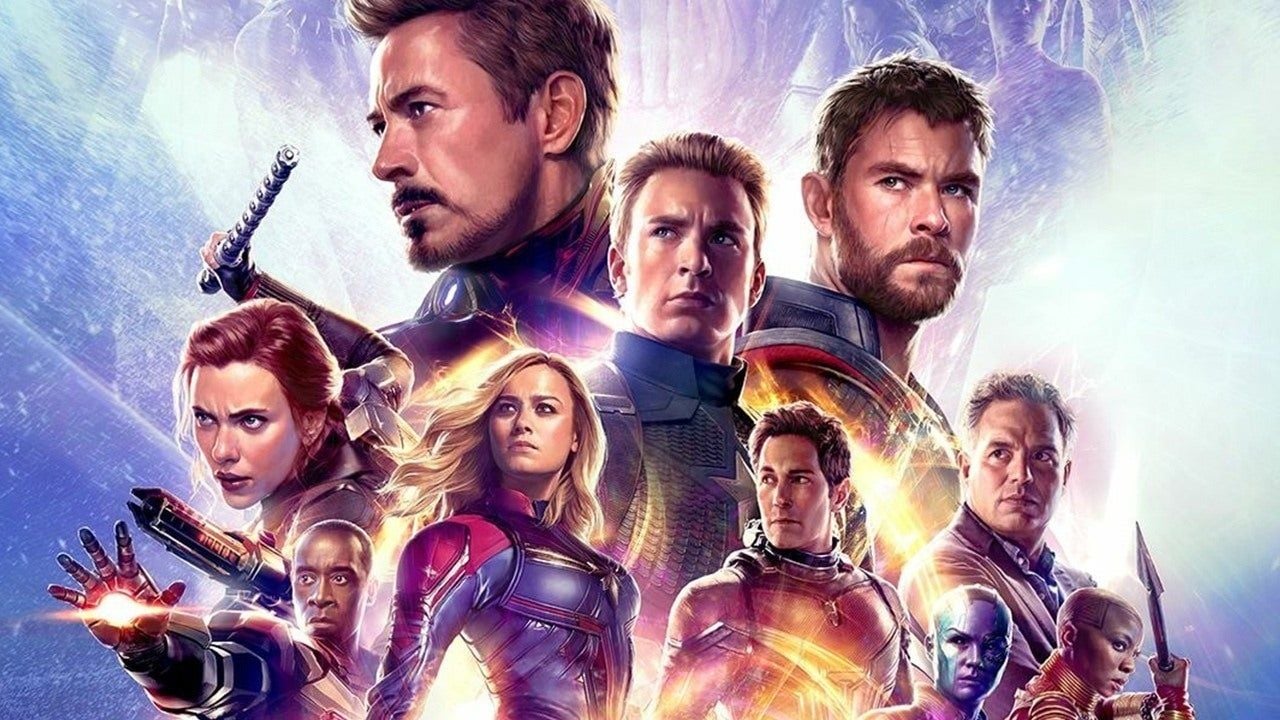 Avengers: Endgame film afişi. Süper kahraman ekibinin üyeleri mor ve mavi tonlardaki kozmik arka plan önünde yer alırken, afiş filmin büyük final atmosferini yansıtıyor.