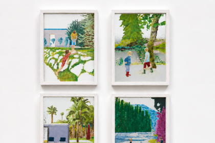 Beyaz bir galeri duvarında düzenli biçimde asılmış altı resim yer alıyor. Eserlerde çocuklar, göl kenarları, bahçeler, ağaçlar ve açık hava manzaraları pastel ve canlı renklerle betimlenmiş. Kompozisyonlar sakin, gündelik ve hafızaya ait anları çağrıştıran figüratif bir üsluba sahip.