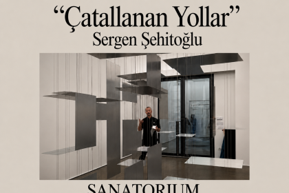 SANATORIUM’da gerçekleşen “Çatallanan Yollar” sergisinin afişi. Görselde tavandan ince iplerle sarkıtılmış gri metal panellerden oluşan büyük ölçekli bir enstalasyon yer alıyor. Katmanlı ve labirent benzeri yapı içinde sanatçı Sergen Şehitoğlu görülüyor. Afişte serginin 4 Haziran – 18 Temmuz 2026 tarihleri arasında düzenlendiği belirtiliyor.