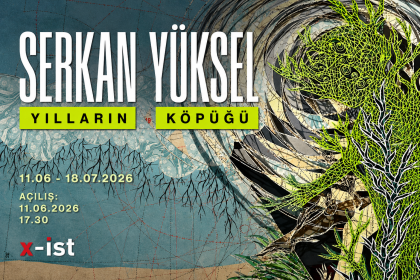 Soyut ve katmanlı bir sergi afişi. Karmaşık çizgiler, kök benzeri formlar ve neon yeşil tonlarda geometrik bir hayvan figürü kompozisyonun merkezinde yer alıyor. Üst bölümde “Serkan Yüksel – Yılların Köpüğü” başlığı bulunurken, afişte serginin 11 Haziran–18 Temmuz 2026 tarihleri arasında gerçekleşeceği bilgisi yer alıyor.