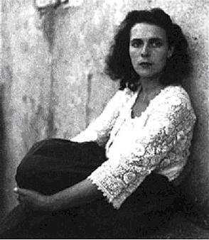 Leonora Carrington. Fotoğraf: Iliazd / Wikimedia Commons, CC BY-SA 2.0 – kırpılmıştır.