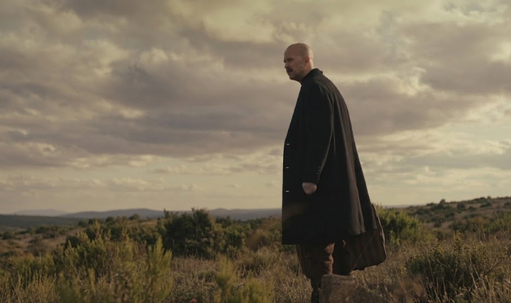 Öner Erkan’lı Kayıp El, 2 Kasım’da DasDas’ta İlk Gösterimini Yapıyor Martin McDonagh’ın Kayıp El oyunu, Öner Erkan’ın yer aldığı kadro ve Vahap Şen’in yönetimiyle 2 Kasım 2026’da DasDas Sahne’de ilk gösterimini yapıyor.